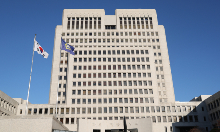 대법 “남북 교류 중 김정일 찬양 편지·조화, 국가보안법 위반 아냐”