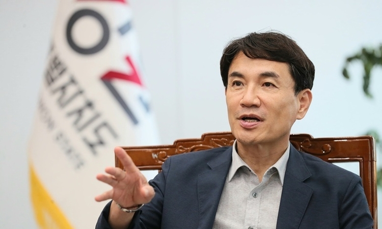 김진태 강원지사, 직무수행 평가 민선8기 첫 3위…6개월 연속 상승세